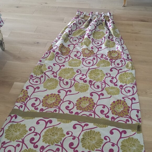 Gorgeous pleated curtains with matching cushion and extra fabric - Picture 3 of 8